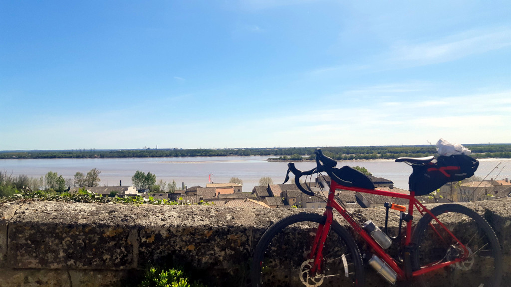 L'estuaire de la Gironde à vélo à proximité du bec d'Ambès