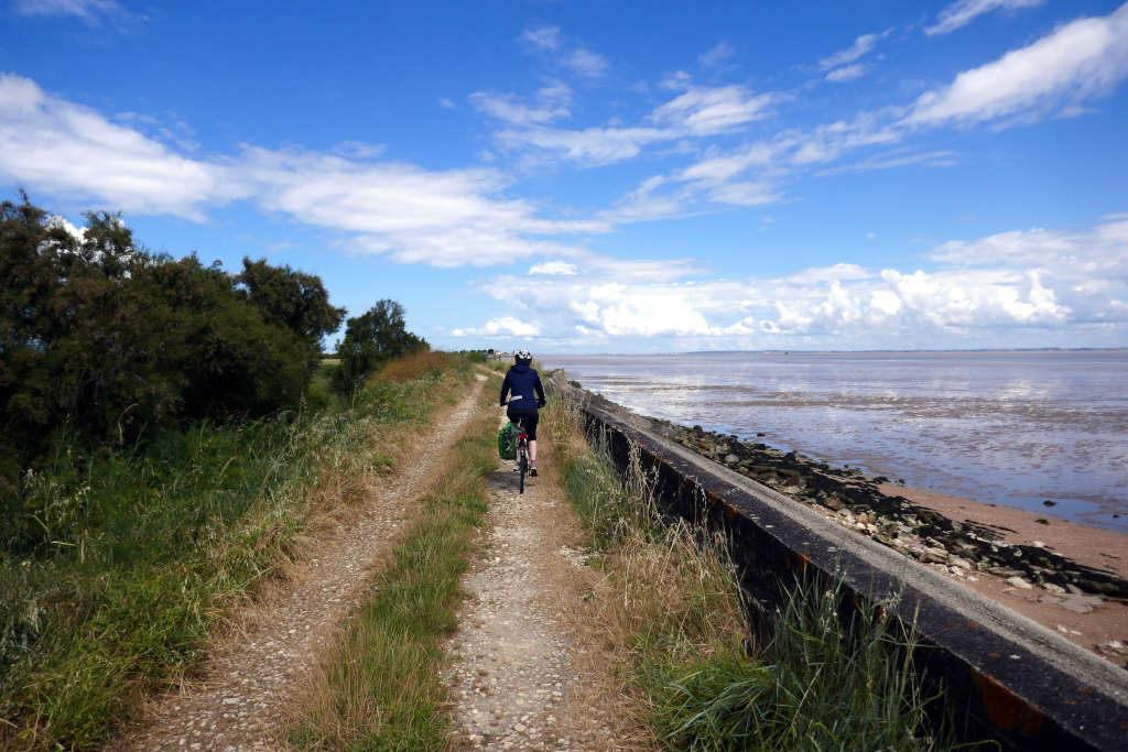 En bord d'estuaire de la Gironde à vélo depuis la rive gauche