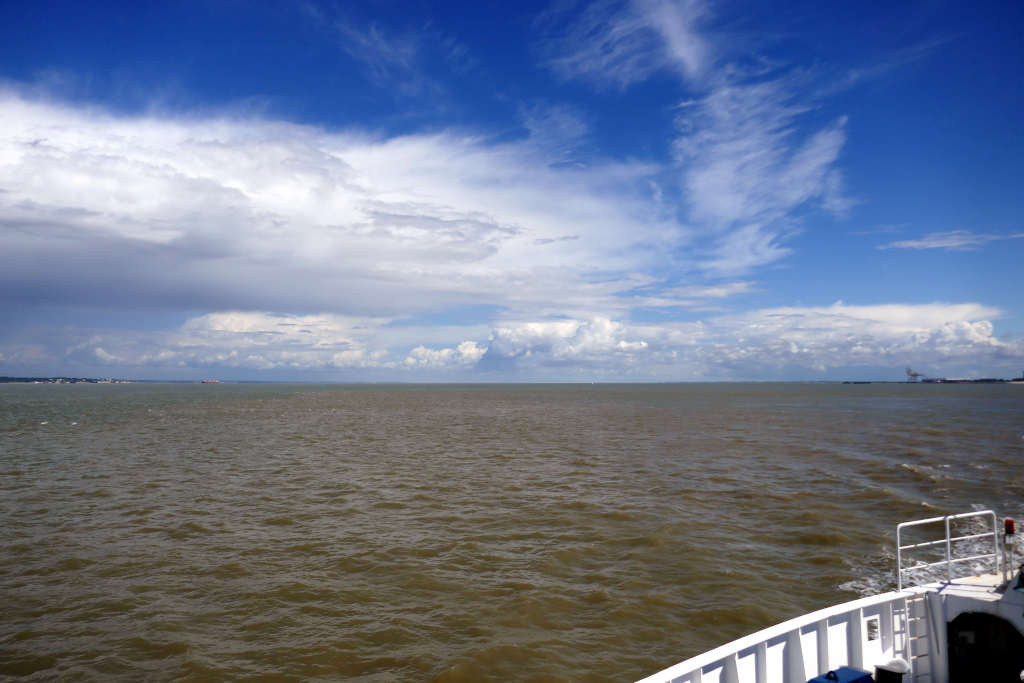 L'estuaire de la Gironde à vélo traversé en bac entre Royan et Le Verdon